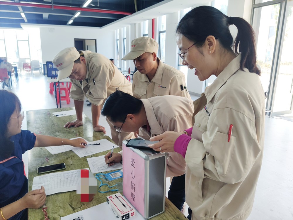 愛(ài)心從這里傳遞……(圖4) 愛(ài)心從這里傳遞……(圖4)