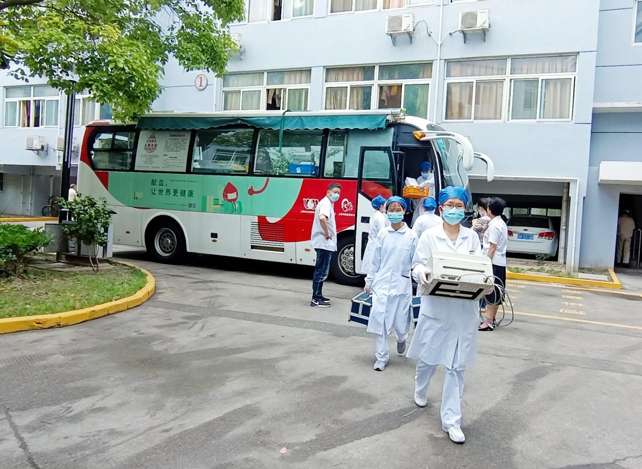 采血車開進南亞新材 讓愛心奉獻蔚然成風(圖1) 采血車開進南亞新材 讓愛心奉獻蔚然成風(圖1)
