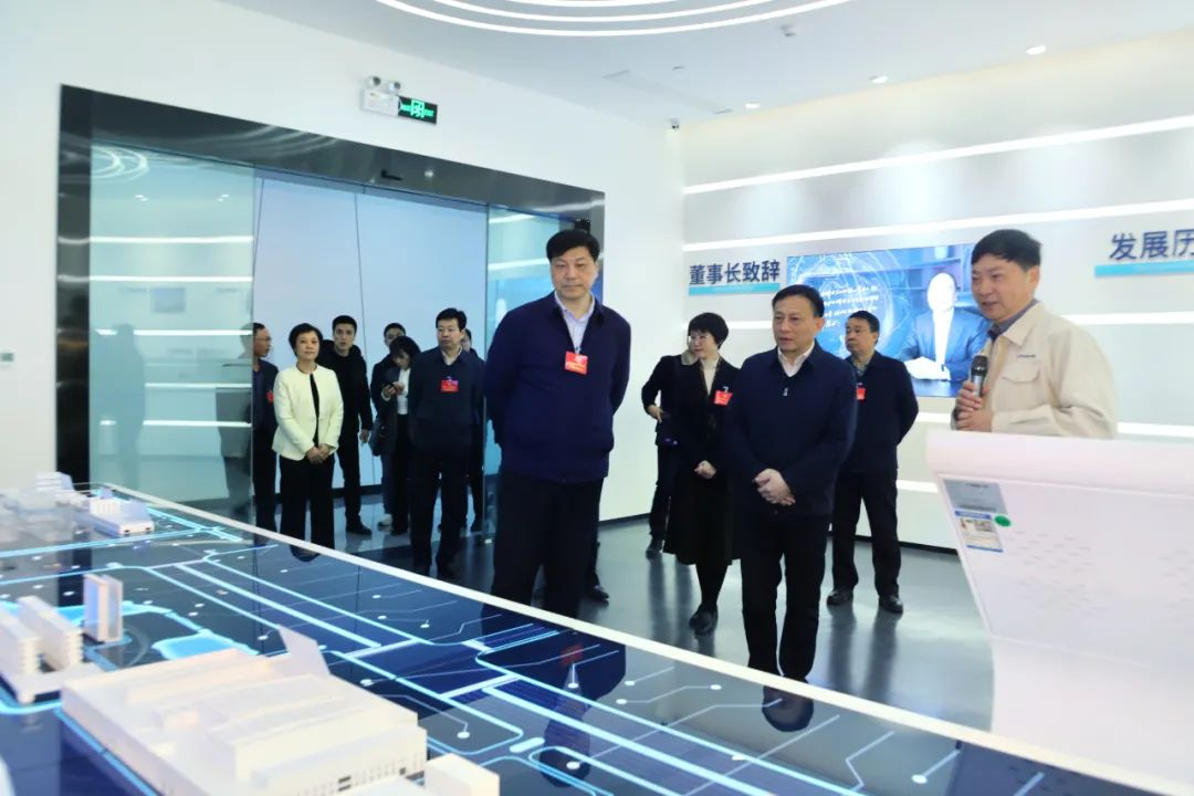 江西省吉安市人大常委會主任廖宏率省市人大代表來江西南亞新材考察(圖1) 江西省吉安市人大常委會主任廖宏率省市人大代表來江西南亞新材考察(圖1)